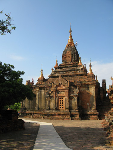 《缅甸蒲甘古塔》作者：李沙，拍摄于缅甸蒲甘。缅甸蒲甘共有2000多座佛塔及寺庙，形成东南亚最具魅力的历史古迹。建于蒲甘王朝(1044年1278年），为缅甸第一个统一的帝国，以小乘佛教为国教。