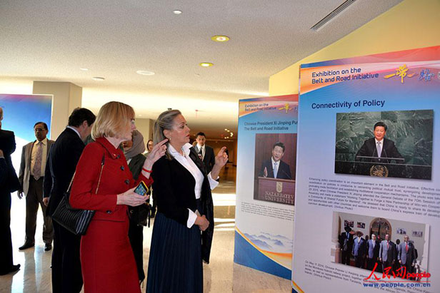 5月8日，“加强国际合作，实现共赢发展——一带一路图片展”在纽约联合国总部拉开帷幕。图为常驻联合国代表和外交官参观图