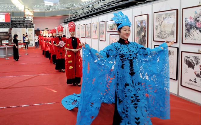 张传锦剪纸服饰文化的创新  丝路文化 一带一路 非遗传承  服饰文化  剪纸艺术 