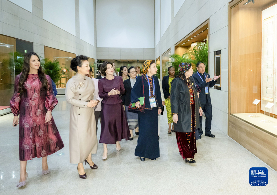 彭丽媛同出席第三届“一带一路”国际合作高峰论坛外方领导人夫人参观中国工艺美术馆  
