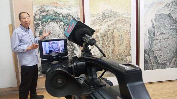 陈福新讲解岩画山水画作品的创作（中视一带一路频道，一带一路中国网供稿）