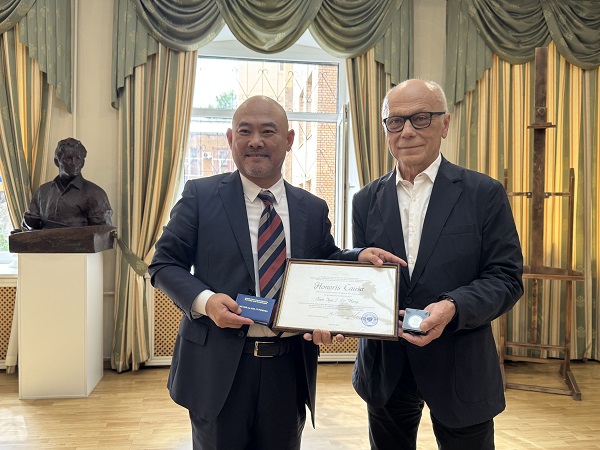 中国艺术家林宏获授莫斯科国立苏里科夫美术学院“荣誉教授”并摘得银质奖章 一带一路 丝路文化 林宏 中国艺术家林宏获授莫斯科国立苏里科夫美术学院“荣誉教授”并摘得银质奖章 一带一路 丝路文化 林宏