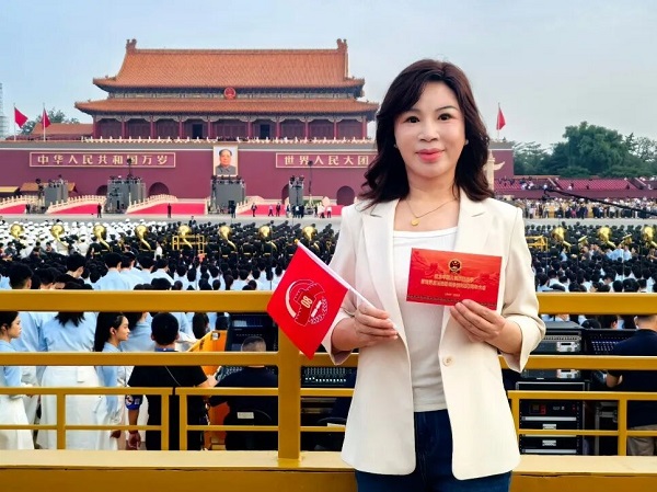 全联女企业家商会常务理事何银萍现场观礼九三阅兵