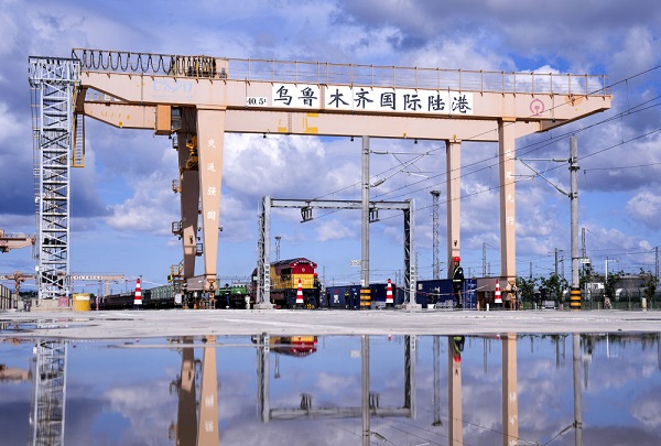 货通世界联山海 万里奔驰续华章——中欧班列为世界经济发展注入新活力观察 一带一路 中欧班列 贸易畅通 货通世界联山海 万里奔驰续华章——中欧班列为世界经济发展注入新活力观察 一带一路 中欧班列 贸易畅通