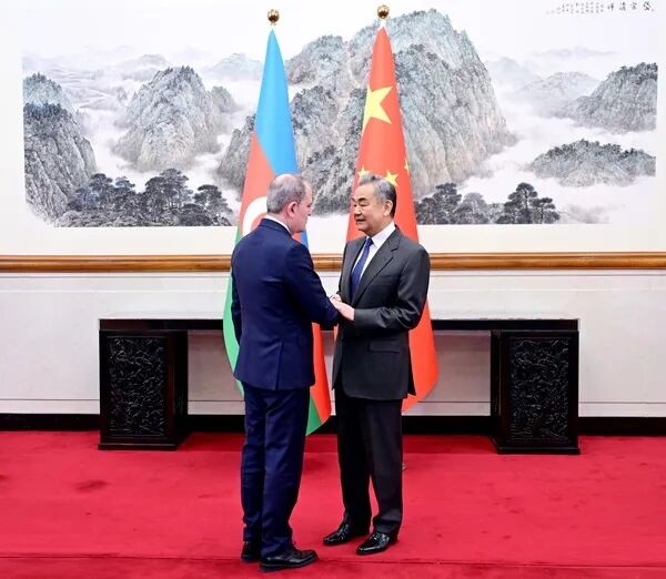 王毅同阿塞拜疆外长巴伊拉莫夫会谈