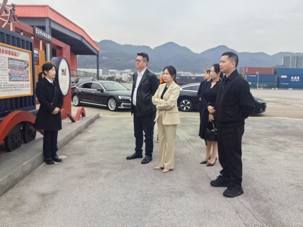 与重庆市沙坪坝区委副书记户邑和沙坪坝区人大副书记、副主任张磊亲切交流