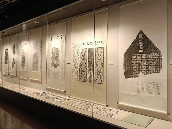 汉风石韵 纸上放歌——金石拓片名家题跋展亮相淮北市博物馆 淮北市博物馆、汉画像石、金石拓片、题跋、张寿碑、金石学、国家一级博物馆、学术价值、地方史志、金石题跋讲座、李政恩、胡均、欧阳修、抱鼓石祠堂、齐康、展览展期、文化传承 汉风石韵 纸上放歌——金石拓片名家题跋展亮相淮北市博物馆 淮北市博物馆、汉画像石、金石拓片、题跋、张寿碑、金石学、国家一级博物馆、学术价值、地方史志、金石题跋讲座、李政恩、胡均、欧阳修、抱鼓石祠堂、齐康、展览展期、文化传承