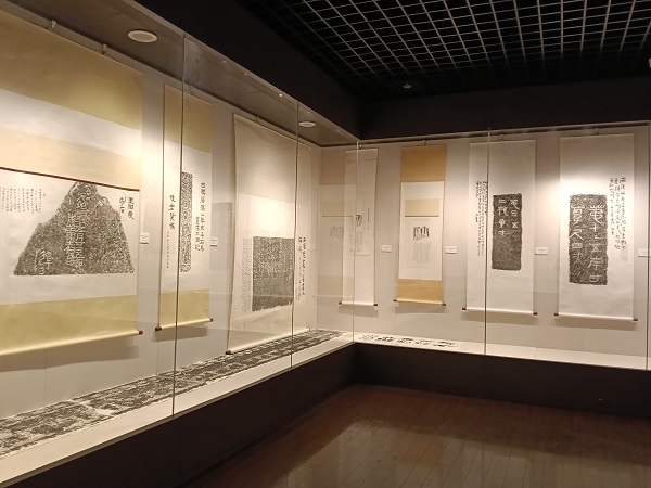 汉风石韵 纸上放歌——金石拓片名家题跋展亮相淮北市博物馆 淮北市博物馆、汉画像石、金石拓片、题跋、张寿碑、金石学、国家一级博物馆、学术价值、地方史志、金石题跋讲座、李政恩、胡均、欧阳修、抱鼓石祠堂、齐康、展览展期、文化传承 汉风石韵 纸上放歌——金石拓片名家题跋展亮相淮北市博物馆 淮北市博物馆、汉画像石、金石拓片、题跋、张寿碑、金石学、国家一级博物馆、学术价值、地方史志、金石题跋讲座、李政恩、胡均、欧阳修、抱鼓石祠堂、齐康、展览展期、文化传承
