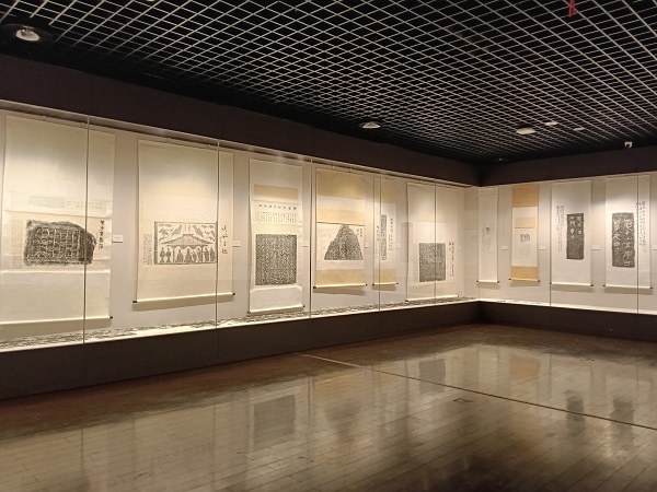 汉风石韵 纸上放歌——金石拓片名家题跋展亮相淮北市博物馆 淮北市博物馆、汉画像石、金石拓片、题跋、张寿碑、金石学、国家一级博物馆、学术价值、地方史志、金石题跋讲座、李政恩、胡均、欧阳修、抱鼓石祠堂、齐康、展览展期、文化传承 汉风石韵 纸上放歌——金石拓片名家题跋展亮相淮北市博物馆 淮北市博物馆、汉画像石、金石拓片、题跋、张寿碑、金石学、国家一级博物馆、学术价值、地方史志、金石题跋讲座、李政恩、胡均、欧阳修、抱鼓石祠堂、齐康、展览展期、文化传承
