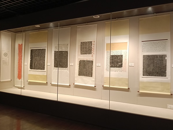 汉风石韵 纸上放歌——金石拓片名家题跋展亮相淮北市博物馆 淮北市博物馆、汉画像石、金石拓片、题跋、张寿碑、金石学、国家一级博物馆、学术价值、地方史志、金石题跋讲座、李政恩、胡均、欧阳修、抱鼓石祠堂、齐康、展览展期、文化传承 汉风石韵 纸上放歌——金石拓片名家题跋展亮相淮北市博物馆 淮北市博物馆、汉画像石、金石拓片、题跋、张寿碑、金石学、国家一级博物馆、学术价值、地方史志、金石题跋讲座、李政恩、胡均、欧阳修、抱鼓石祠堂、齐康、展览展期、文化传承