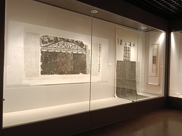 汉风石韵 纸上放歌——金石拓片名家题跋展亮相淮北市博物馆 淮北市博物馆、汉画像石、金石拓片、题跋、张寿碑、金石学、国家一级博物馆、学术价值、地方史志、金石题跋讲座、李政恩、胡均、欧阳修、抱鼓石祠堂、齐康、展览展期、文化传承 汉风石韵 纸上放歌——金石拓片名家题跋展亮相淮北市博物馆 淮北市博物馆、汉画像石、金石拓片、题跋、张寿碑、金石学、国家一级博物馆、学术价值、地方史志、金石题跋讲座、李政恩、胡均、欧阳修、抱鼓石祠堂、齐康、展览展期、文化传承
