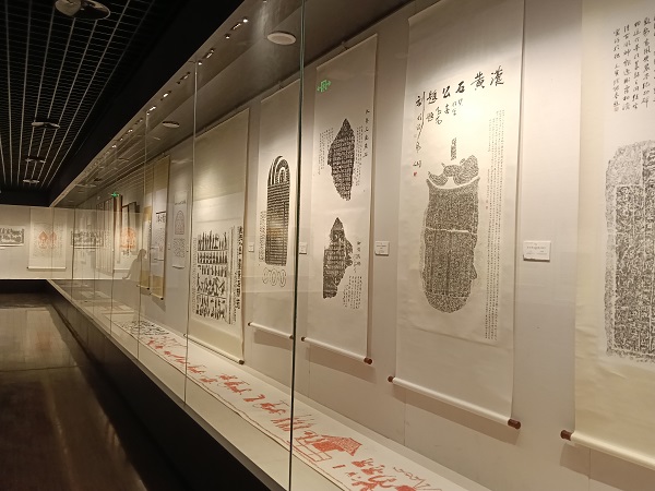 汉风石韵 纸上放歌——金石拓片名家题跋展亮相淮北市博物馆 淮北市博物馆、汉画像石、金石拓片、题跋、张寿碑、金石学、国家一级博物馆、学术价值、地方史志、金石题跋讲座、李政恩、胡均、欧阳修、抱鼓石祠堂、齐康、展览展期、文化传承 汉风石韵 纸上放歌——金石拓片名家题跋展亮相淮北市博物馆 淮北市博物馆、汉画像石、金石拓片、题跋、张寿碑、金石学、国家一级博物馆、学术价值、地方史志、金石题跋讲座、李政恩、胡均、欧阳修、抱鼓石祠堂、齐康、展览展期、文化传承
