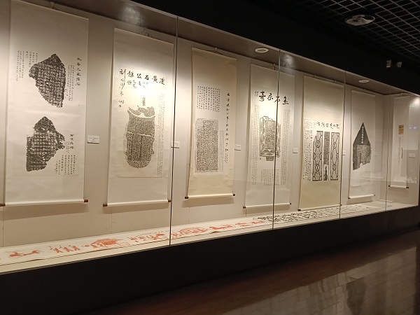 汉风石韵 纸上放歌——金石拓片名家题跋展亮相淮北市博物馆 淮北市博物馆、汉画像石、金石拓片、题跋、张寿碑、金石学、国家一级博物馆、学术价值、地方史志、金石题跋讲座、李政恩、胡均、欧阳修、抱鼓石祠堂、齐康、展览展期、文化传承 汉风石韵 纸上放歌——金石拓片名家题跋展亮相淮北市博物馆 淮北市博物馆、汉画像石、金石拓片、题跋、张寿碑、金石学、国家一级博物馆、学术价值、地方史志、金石题跋讲座、李政恩、胡均、欧阳修、抱鼓石祠堂、齐康、展览展期、文化传承