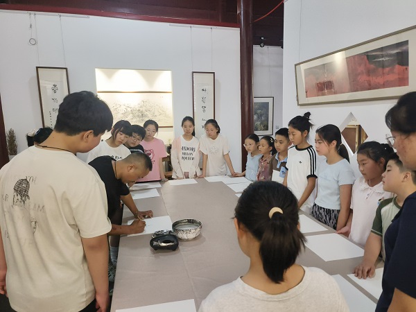 笔墨传薪 美育润心——宿城区九君艺术馆国画公益学习体验课堂侧记 一带一路 丝路文化 国画公益课堂;九君艺术馆;美育实践;传统文化传承;青少年艺术普及 笔墨传薪 美育润心——宿城区九君艺术馆国画公益学习体验课堂侧记 一带一路 丝路文化 国画公益课堂;九君艺术馆;美育实践;传统文化传承;青少年艺术普及