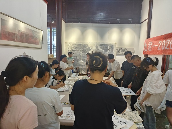 笔墨传薪 美育润心——宿城区九君艺术馆国画公益学习体验课堂侧记 一带一路 丝路文化 国画公益课堂;九君艺术馆;美育实践;传统文化传承;青少年艺术普及 笔墨传薪 美育润心——宿城区九君艺术馆国画公益学习体验课堂侧记 一带一路 丝路文化 国画公益课堂;九君艺术馆;美育实践;传统文化传承;青少年艺术普及